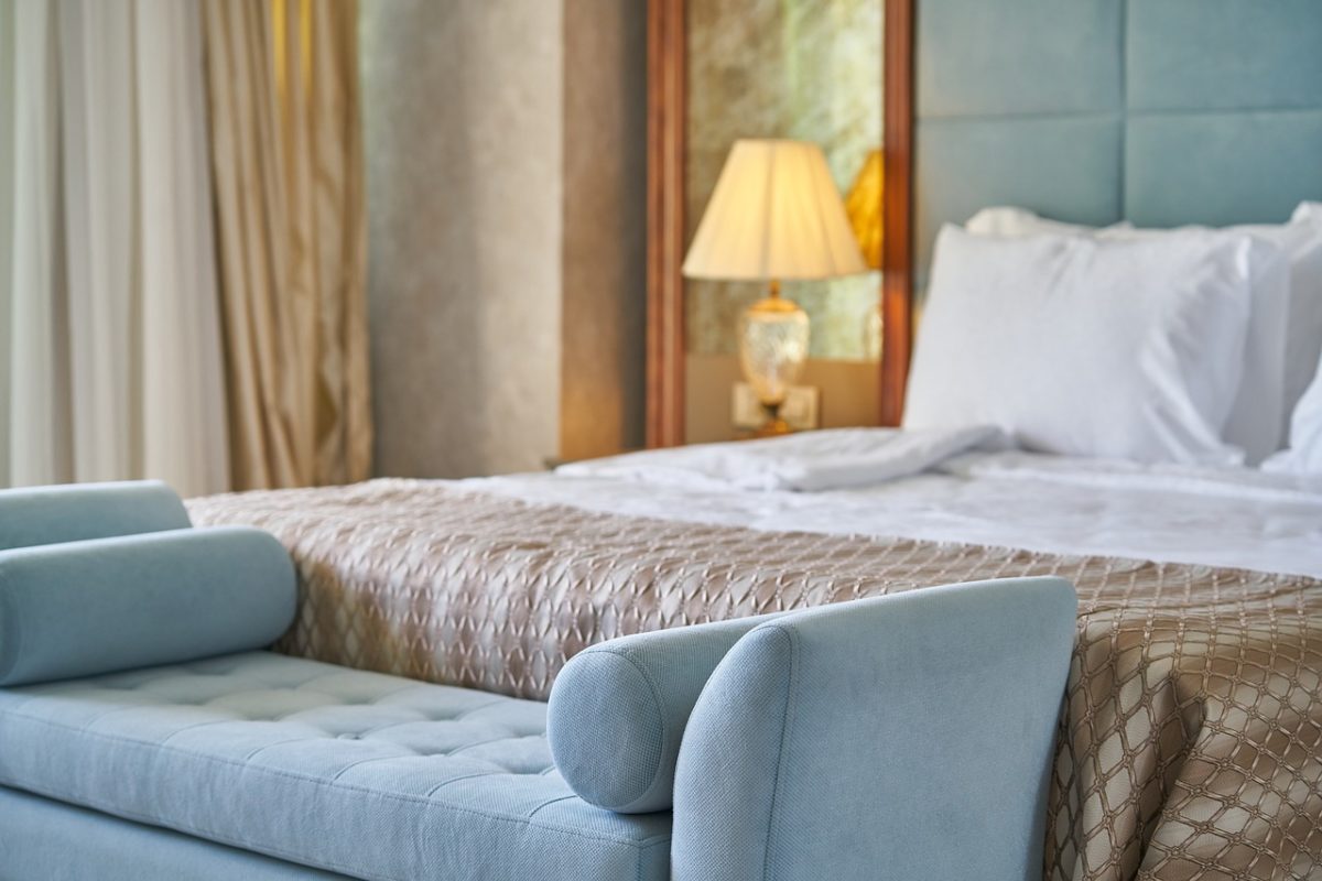 Łóżko czy kanapa z funkcją spania do małej sypialni?