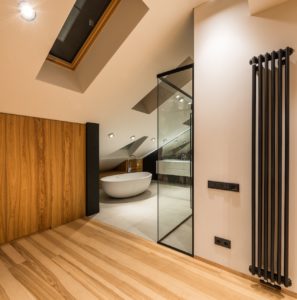 Loftowa łazienka na poddaszu z drewnem i metalem. 